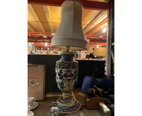 A LARGE  SPANISH CERAMIC HAND PAINTED TABLE LAMP A/F - H:42CM (TO TOP OF BASE) 