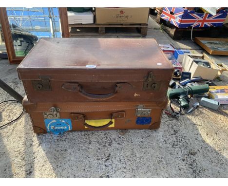 TWO VINTAGE TRAVEL CASES 