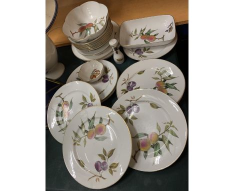A COLLECTION OF ROYAL WORCESTER 'EVESHAM' TABLEWARE TO INCLUDE PLATES, BOWLS, ETC 