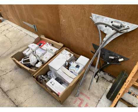 A LARGE COLLECTION OF DECORATIVE LIGHT FITTINGS 