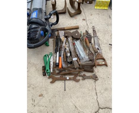 AN ASSORTMENT OF VINTAGE HAND TOOLS TO INCLUDE SPANNERS, TROWELS AND AXES ETC 