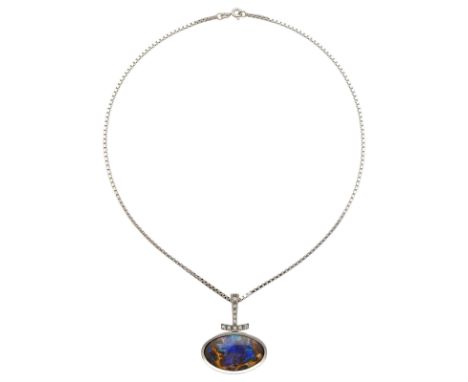 Boulder-Opal Anhänger und KetteSchöne Goldschmiedearbeit, signiert H. Ehrsam, in Weissgold 18K.An zarter Venezianerkette ein 