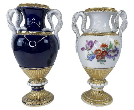 (*) Vasen-Paar, Meissen. - Vase mit Schlangengriffen, blau-gold, um 1820, Modellnr. E 143, Höhe 28 cm, guter Zustand, restaur