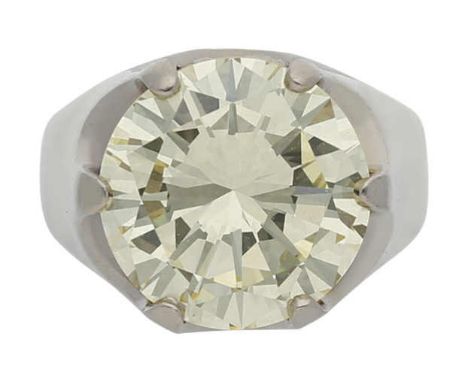 Solitär-RingImposantes Design in Weissgold 18K. Blickfang ist ein Brillant von ca. 7,70 ct (Fancy light yellow/VVS) in Kronen