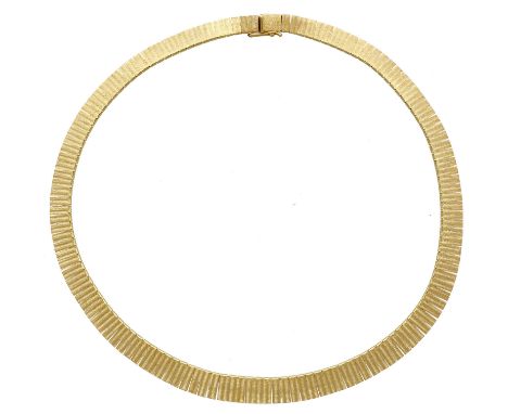 Gold-CollierWie ein feiner Schleier, zart satiniertes Collier in Gelbgold 18Kmit verlaufenden, flachen Plättchen.Länge 42 cm,