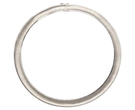 Gold-CollierFeine Handarbeit in Weissgold 18K.Schauseitig mit satinierten und aussen gehämmerten Elementen, sehr schöne Formg