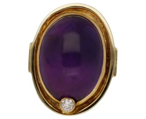 Amethyst-Brillant-RingCocktail-Ring in Gelbgold 14K mit einem Amethyst-Cabochon von ca. 21,7 ct in sehr schöner Farbe, dazu e
