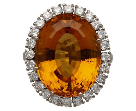 Imperial-Topas-RingEdler Cocktail-Ring in Weissgold 18K. Als Blickfang ein augenreiner, goldgelber Imperial-Topas aus Brasili