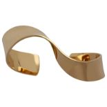 Gold-Set Designer Set bestehend aus Armspange, Brosche und Ring in Gelbgold 18K. Ergonomisch
