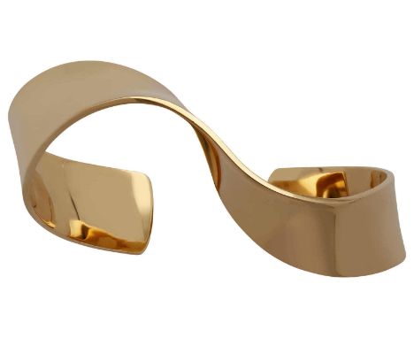 Gold-SetDesigner Set bestehend aus Armspange, Brosche und Ring in Gelbgold 18K.Ergonomisch geschwungenes Zusammenspiel, sehr 