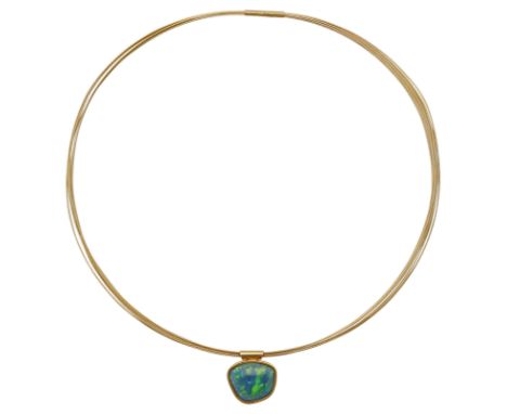 Opal-CollierFrisches Design in Gelbgold 18K mit einer in Zarge gefassten Opal-Triplette von ca. 10 ct an satiniertem, mehrstr