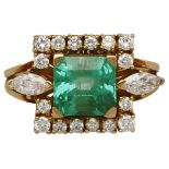 Smaragd-Brillant-Ring Glamouröses Schmuckstück in Gelbgold 18K. Im Zentrum ein kolumbianischer