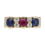 Saphir-Rubin-Diamant-Ring Edles Schmuckstück in Gelbgold 18K. An verlaufender Schiene 2 Kashmir-