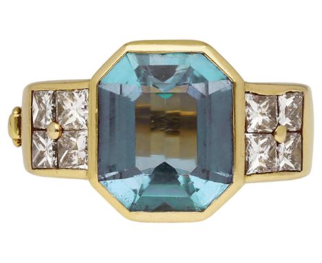 Aquamarin-Diamant-RingModernes Design, signiert Luth Bijoux in Gelbgold 18K.Zentral ein feiner Aquamarin von ca. 8 ct in best