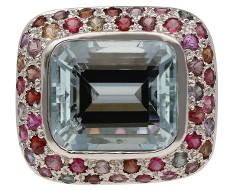 Aquamarin-Saphir-RingEdler Cocktail-Ring in Weissgold 18K.Zentral ein Aquamarin aus Brasilien von ca. 10 ct im Kissenschliff,