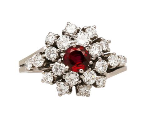 Rubin-Brillant-RingCocktail-Ring in Weissgold 18K.Im Zentrum ein ovaler Rubin von ca. 0,5 ct (handelsüblich behandelt) intens