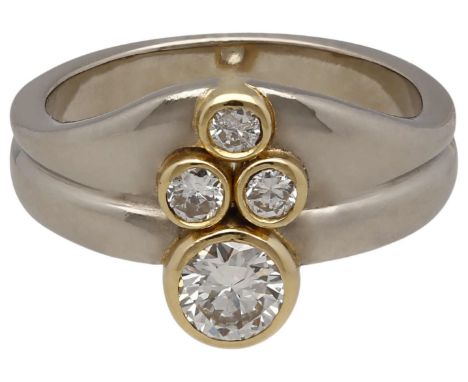 Brillant-RingModernes Design in Weissgold/Gelbgold 18K.Massiver Ring mit symmetrisch angeordneten Brillanten von zus. ca. 0,8