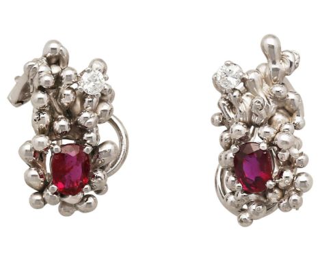Rubin-Brillant-SchmucksetDesigner Schmuckset in Weissgold 18K bestehend aus Ring und Ohrclips.Markant ist die feine, polierte