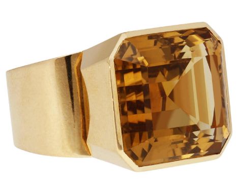 Citrin-GoldringDesigner Ring in Gelbgold 18K massiv gearbeitet, als Blickfang ein feiner Citrin von intensiver Farbe ca. 20 c
