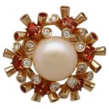 Mandarin-Granat-Perlen-Ring Tolle Farbkombination, signiert Bucherer, in Gelbgold 18K. Im Zentrum