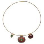 Collier mit 3 Anhängern Symbiose aus Vergangenheit und Gegenwart in Gelbgold 18K. Ein Anhänger mit