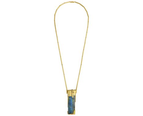 Boulder-Opal-Anhänger mit KetteDesigner Schmuckstück signiert Othmar Zschaller, in Gelbgold 18K.An mattierten Stab-Elementen 