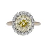 Diamant-Ring Traumhaftes Schmuckstück in Gelbgold 18K mit Platin-Fassung. Im Zentrum ein sehr