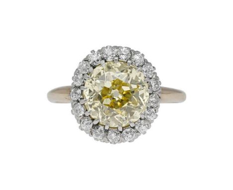 Diamant-RingTraumhaftes Schmuckstück in Gelbgold 18K mit Platin-Fassung.Im Zentrum ein sehr schöner Diamant mit aussergewöhnl
