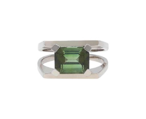 Turmalin-SchmucksetKlassisches Design in Weissgold 18K.Set bestehend aus einem Ring und einem Paar Ohrhänger.Beim Ring ein gr
