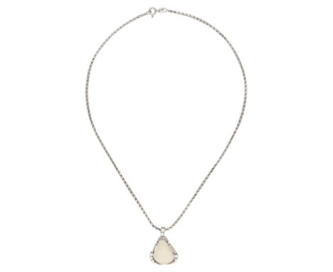 Edel-Opal SchmucksetZartes Set bestehend aus einem Collier, Ring sowie 2 ungefassten Opalenin Weissgold 18K.Am Collier ein An