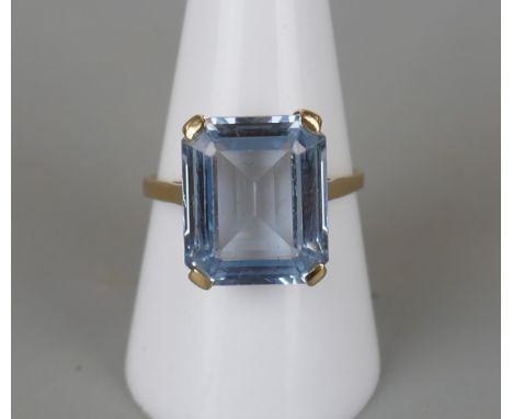 Gold blue topaz set ring - Approx size: R 