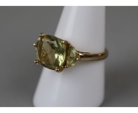 Gold peridot ring - Approx size: Q 