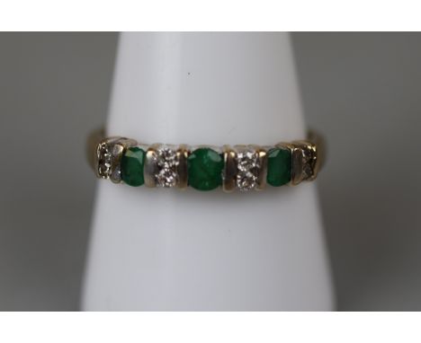 Gold emerald and diamond ring - Approx size: S 