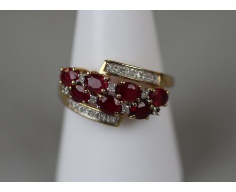 Gold, ruby and diamond set ring - Approx size: Q 