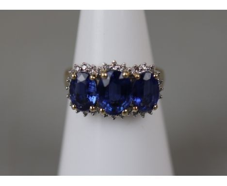 Gold, sapphire and diamond ring - Approx size: K 