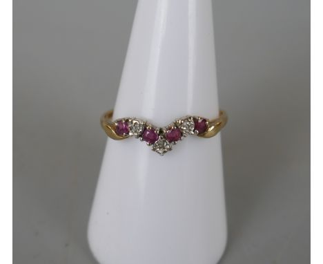 Gold, ruby and diamond ring - Approx size: P 