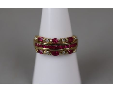 Gold, ruby and diamond ring - Approx size: N½ 