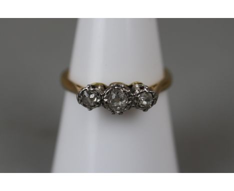 18ct gold 3 stone diamond set ring - Approx size: O 