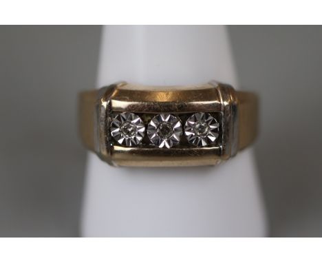 Gold gents 3 stone diamond ring - Approx size: T 