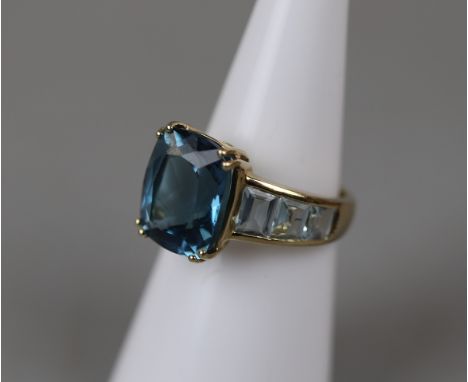 Gold blue topaz set ring - Approx size: K½ 