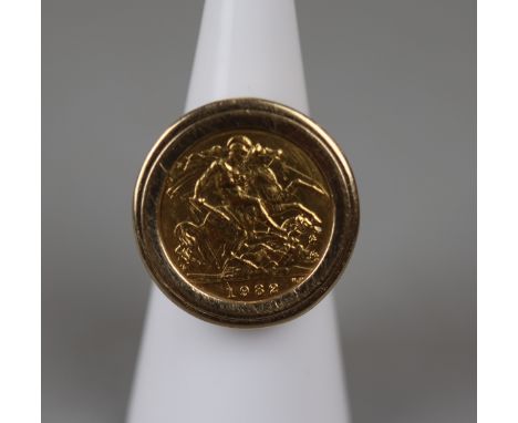 Gold half sovereign ring in 9ct setting - Approx gross weight 9.2g - Approx size: L 