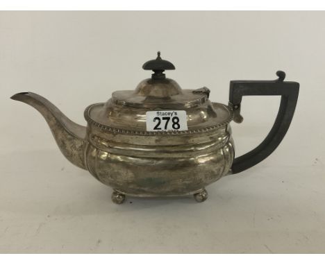 A hallmarked silver teapot, approx 630g, Birmingham 1922.