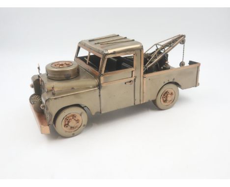 Metal Land Rover tow truck, L: 34 cm. UK P&amp;P Group 3 (£30+VAT for the first lot and £8+VAT for subsequent lots)