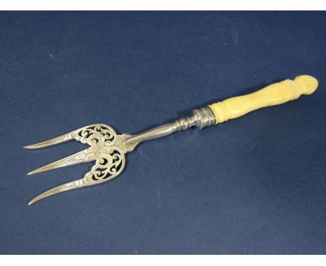 Early 20th century silver and ivory toast/bread fork, maker Mappin and Webb, Sheffield 1911, 20cm long, 1.5oz approx gross 