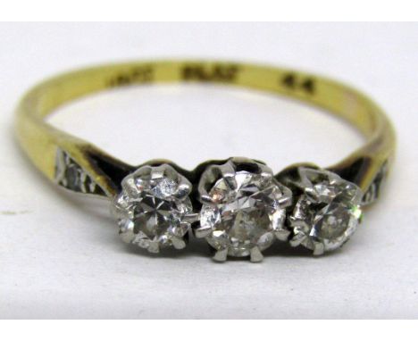 18ct three stone diamond ring, size K/L, 2g 