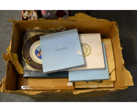 An assortment of boxed collector's plates including Wedgwood, Royal Worcester, Bradford Exchange etc (qty)