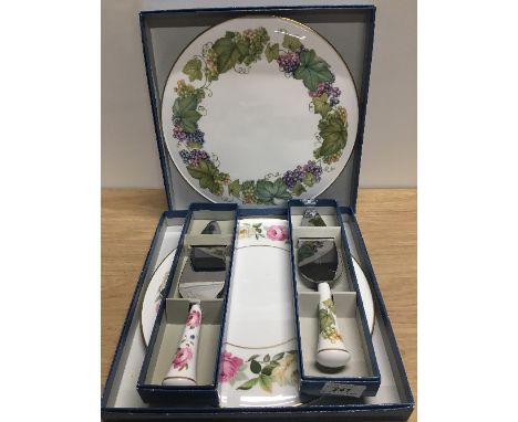 2 ROYAL WORCESTER CAKE PLATES & KNIVES