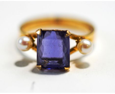 A three stone tanzanite and pearl ring, stamped '18ct, finger size P1/2, 4 g gross