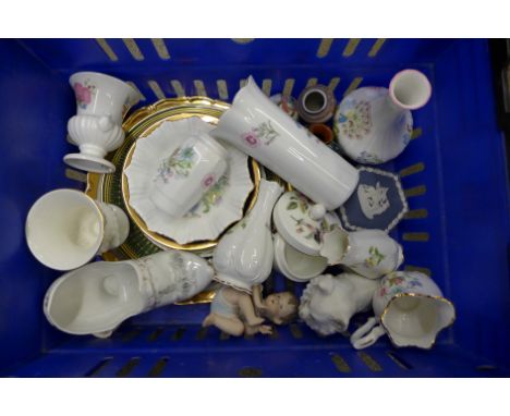 A collection of china including Aynsley, Wedgewood, Royal Worcester, etc. 