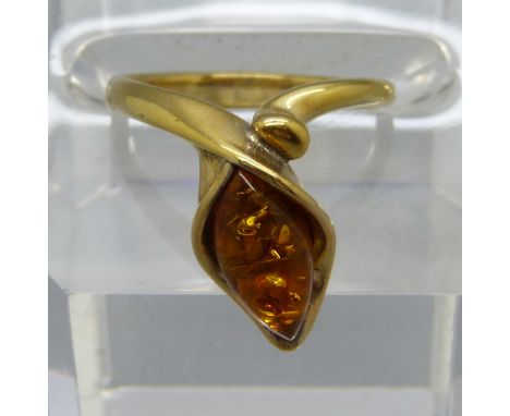 A silver gilt amber ring, L 